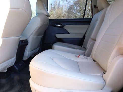 Used 2023 Toyota Highlander XLE image 32