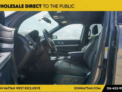 Used 2019 Ford Explorer XLT image 3
