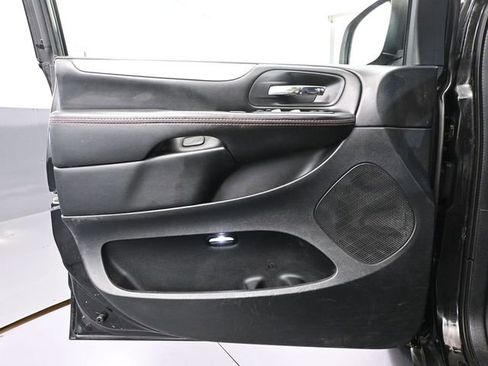 Used 2018 Dodge Grand Caravan GT image 18