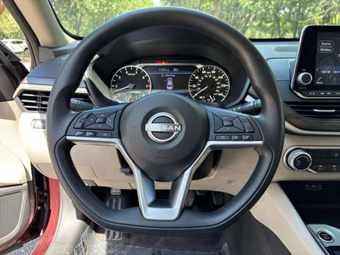 Used 2025 Nissan Altima 2.5 SV FWD image 28