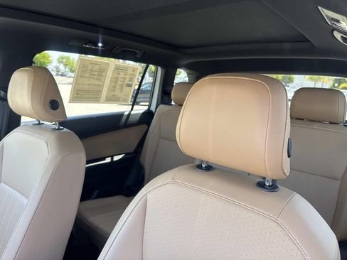Used 2023 Volkswagen Tiguan SE w/ Panoramic Sunroof Package FWD image 22