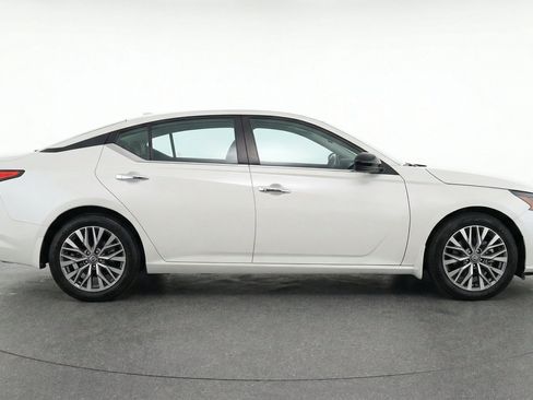 Used 2025 Nissan Altima 2.5 SV FWD image 11