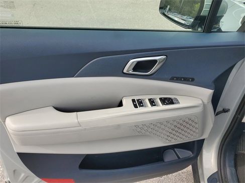 Certified 2025 Kia Carnival EX image 18