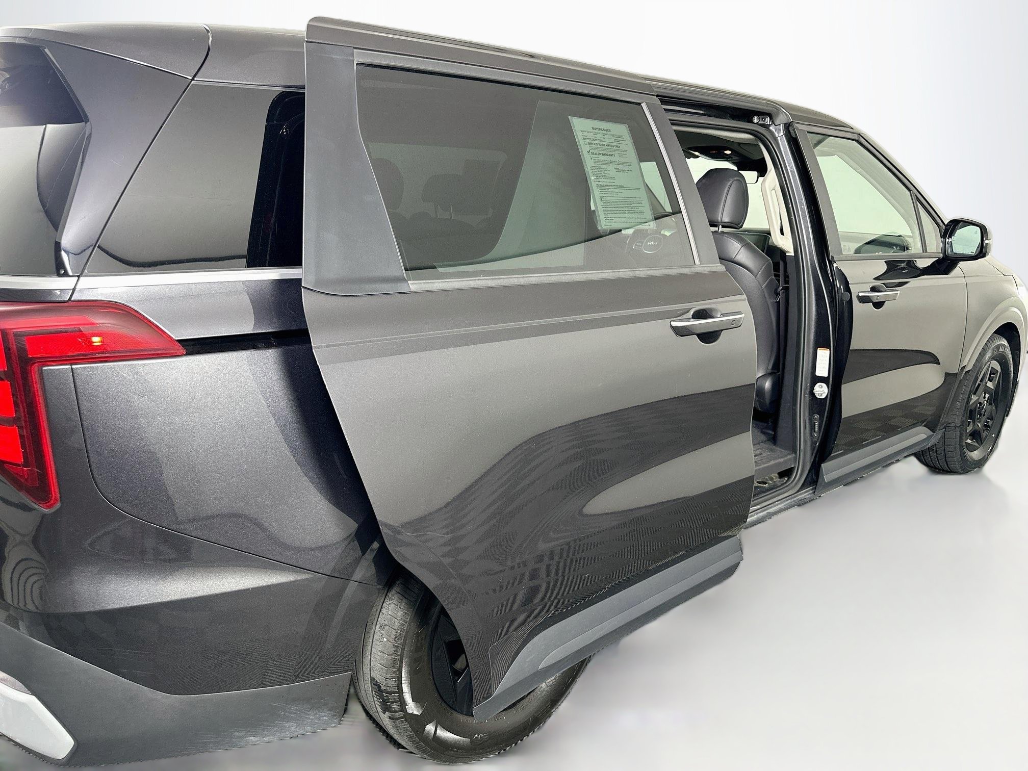 Used 2025 Kia Carnival FWD image 32