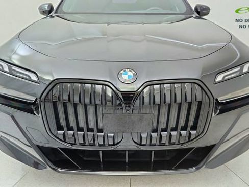 Used 2023 BMW 740i w/ Parking Assistance Package RWD image 8