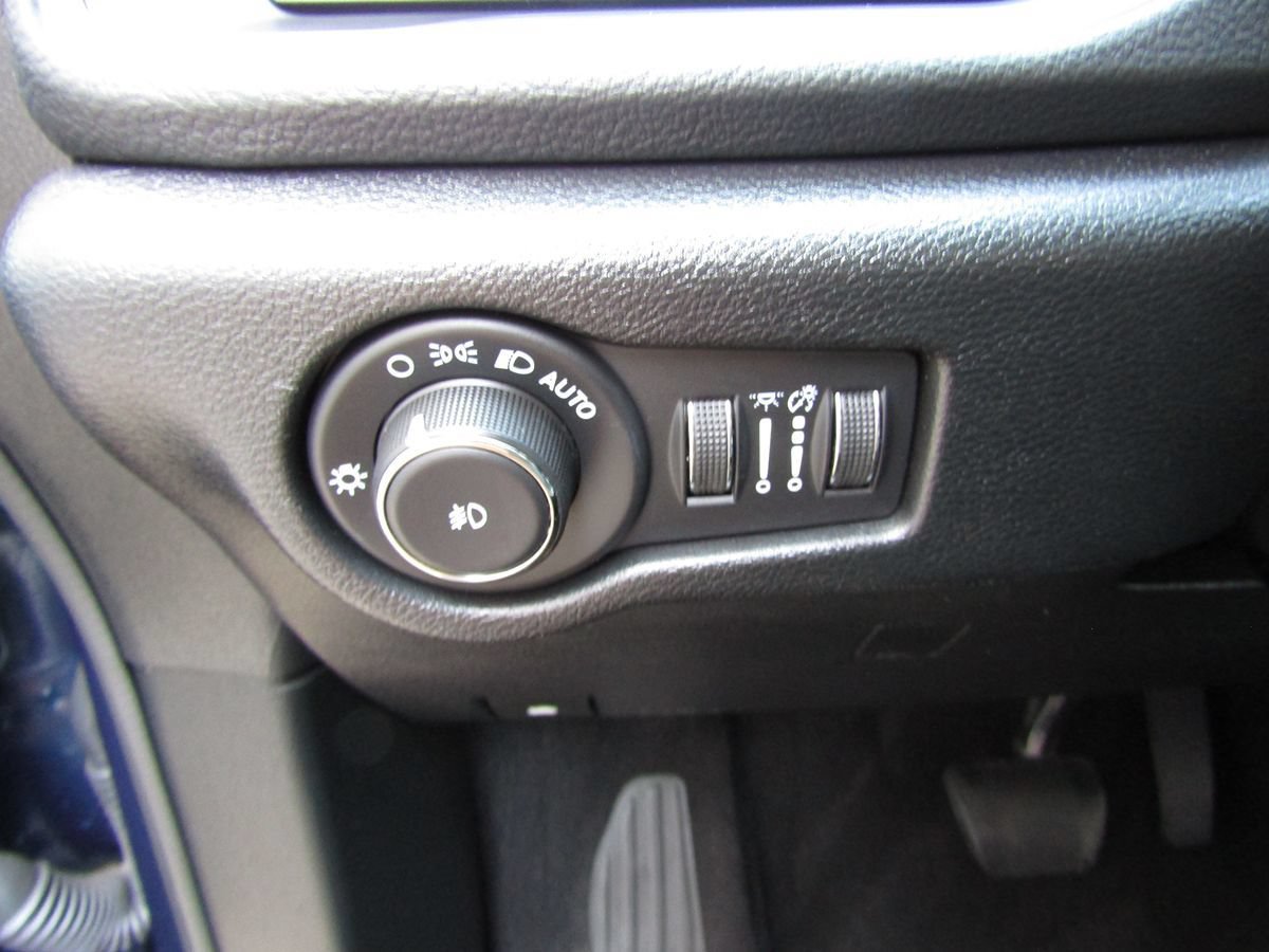 Used 2025 Chrysler Pacifica Limited FWD image 10