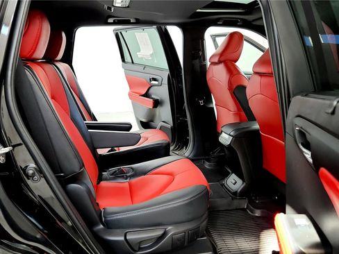 Used 2023 Toyota Highlander XSE image 18