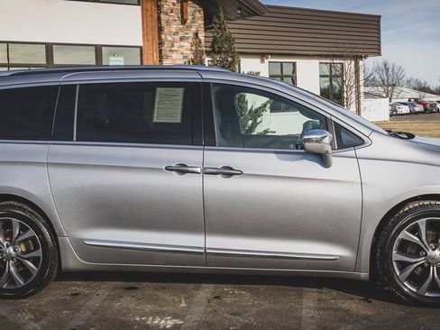 Used 2020 Chrysler Pacifica Limited image 28