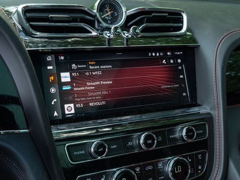 Used 2022 Bentley Bentayga AWD/4WD image 22