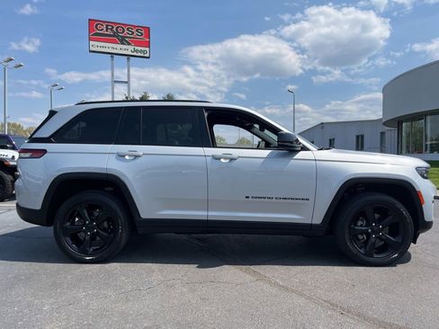 Used 2023 Jeep Grand Cherokee Altitude AWD/4WD image 44