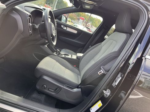 Certified 2025 Volvo XC40 B5 Core image 8