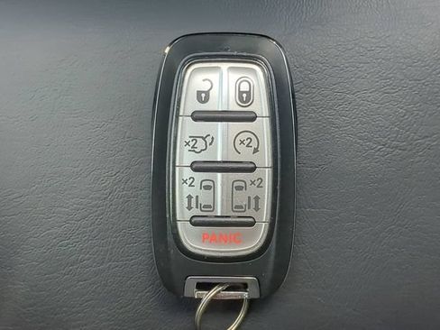 Used 2023 Chrysler Pacifica Touring-L FWD image 38