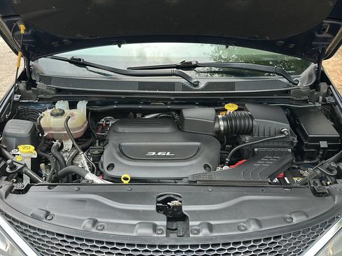 Used 2017 Chrysler Pacifica Touring-L FWD image 9