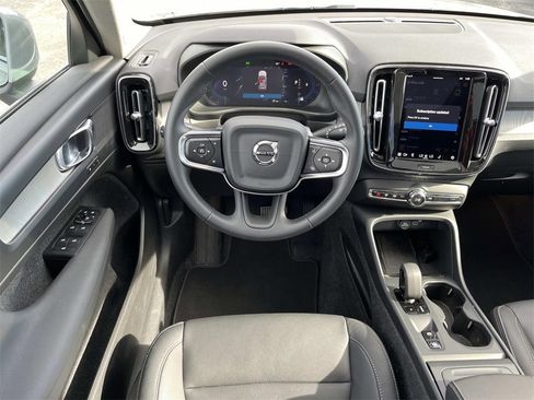 Used 2025 Volvo XC40 B5 Core w/ Climate Package image 14
