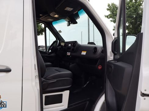 Used 2025 Mercedes-Benz Sprinter 2500 image 29