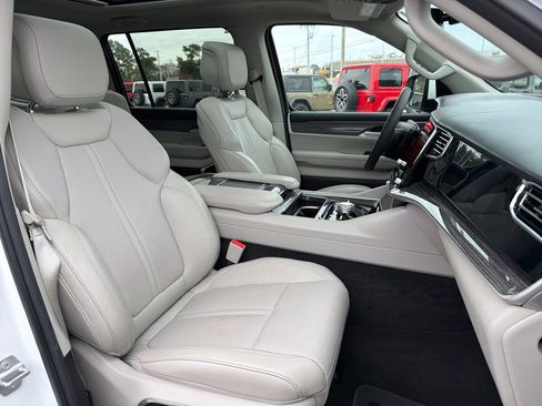 Used 2022 Jeep Wagoneer Series III w/ Premium Group I image 32