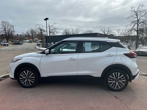 Used 2023 Nissan Kicks SV image 2