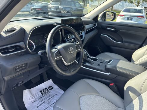 Used 2023 Toyota Highlander Bronze Edition image 17
