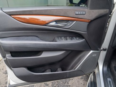 Used 2018 Cadillac Escalade Premium Luxury image 10