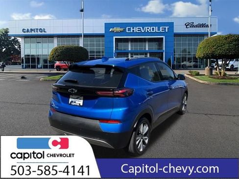 Used 2022 Chevrolet Bolt EUV LT w/ Convenience Package FWD image 9