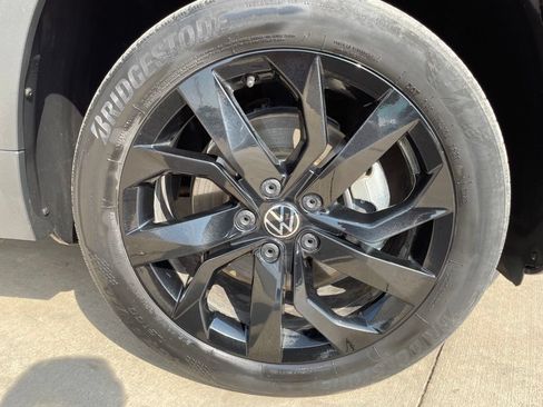 Used 2022 Volkswagen Taos SE FWD image 30