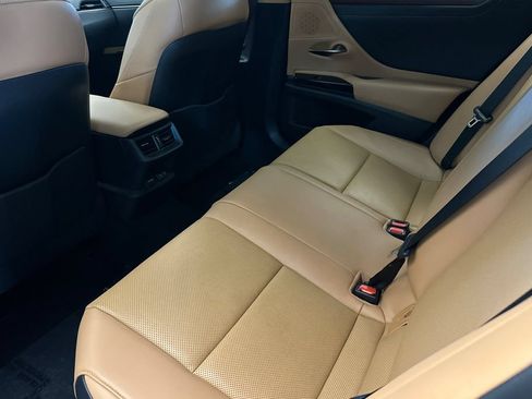 Certified 2022 Lexus ES 300h w/ Premium Package FWD image 12