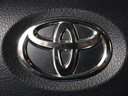 Used 2012 Toyota Camry XLE FWD image 32