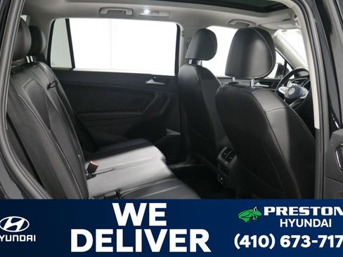 Used 2022 Volkswagen Tiguan SE w/ Panoramic Sunroof Package image 17