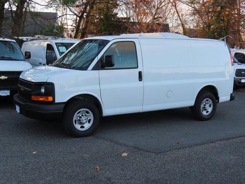 Used 2015 Chevrolet Express 2500 image 2