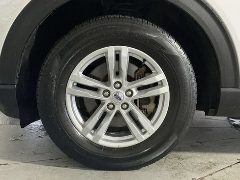 Used 2023 Ford Explorer XLT AWD/4WD image 13