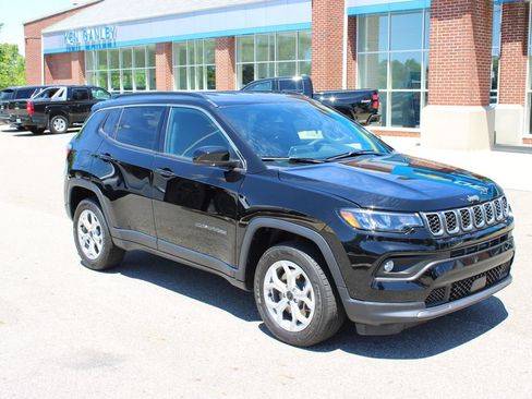 Used 2025 Jeep Compass Latitude AWD/4WD image 2