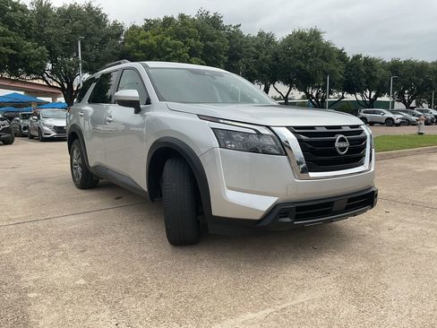 Used 2025 Nissan Pathfinder SV FWD image 4