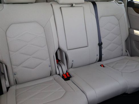 Used 2025 Volkswagen Atlas SE FWD image 19