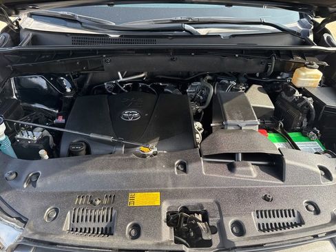 Used 2017 Toyota Highlander XLE AWD/4WD image 25