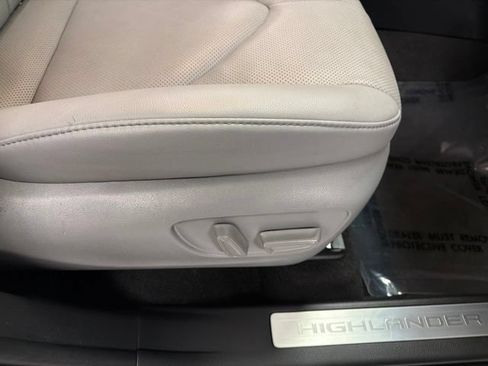 Used 2023 Toyota Highlander Limited AWD/4WD image 11