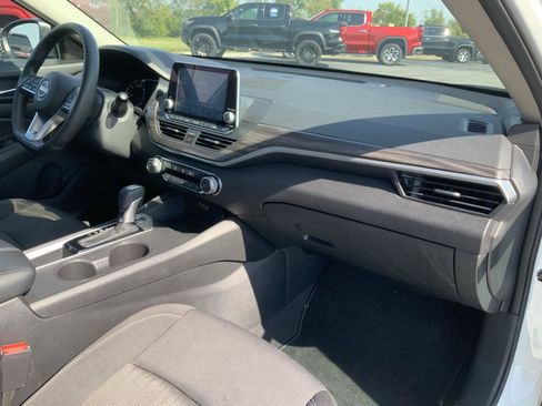 Used 2025 Nissan Altima 2.5 SV FWD image 46
