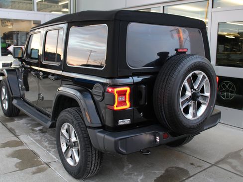 Used 2018 Jeep Wrangler Unlimited Sahara image 5