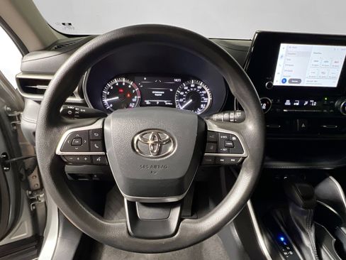 Used 2023 Toyota Highlander L FWD image 17