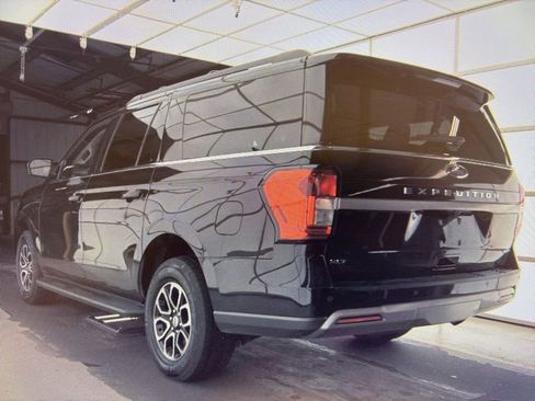Used 2024 Ford Expedition Max XLT image 3
