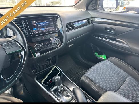 Used 2018 Mitsubishi Outlander LE AWD/4WD image 14