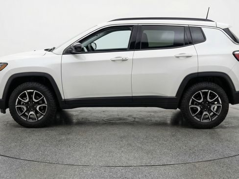 Used 2025 Jeep Compass Trailhawk image 5