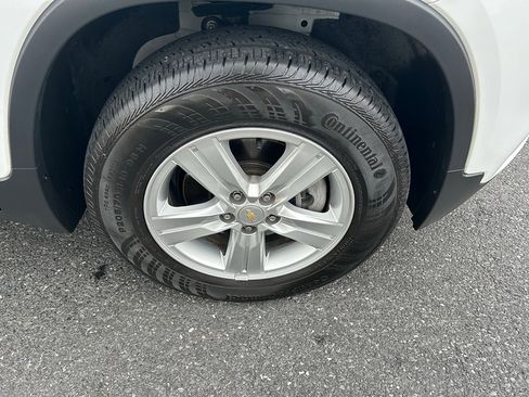 Used 2022 Chevrolet Trax LT w/ LT Convenience Package image 9