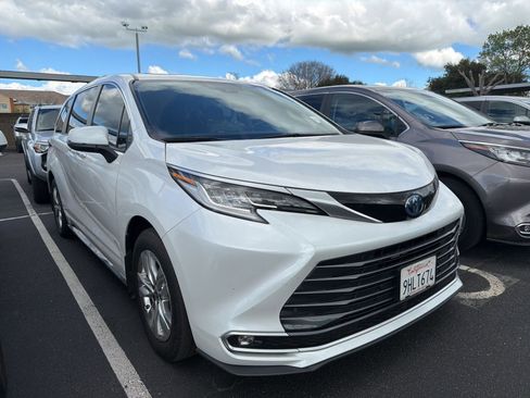 Certified 2023 Toyota Sienna Limited image 2