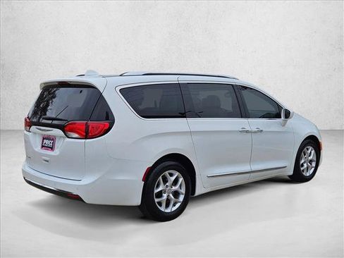 Used 2017 Chrysler Pacifica Touring-L Plus image 5