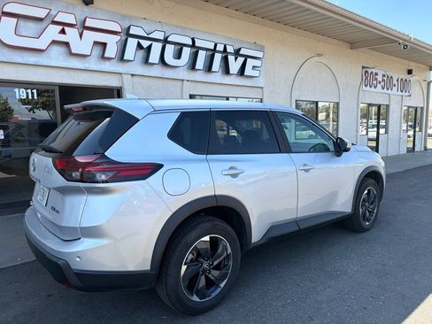 Used 2024 Nissan Rogue SV AWD/4WD image 2