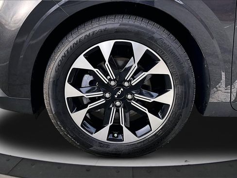 Used 2024 Kia Carnival EX image 33