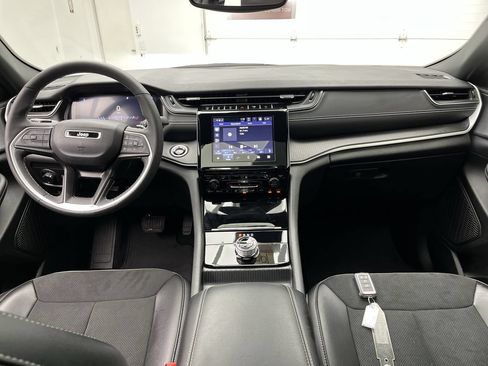 Used 2024 Jeep Grand Cherokee Altitude AWD/4WD image 4