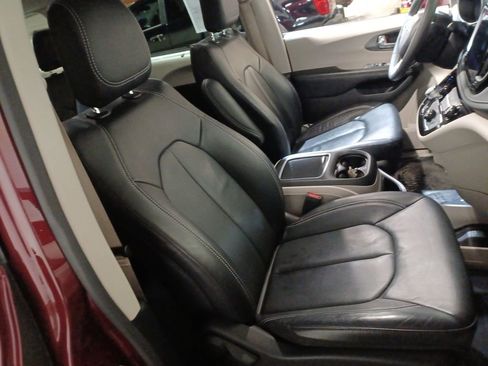 Used 2022 Chrysler Pacifica Touring-L image 25