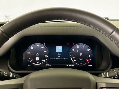 Used 2025 Land Rover Defender 110 X-Dynamic SE image 10