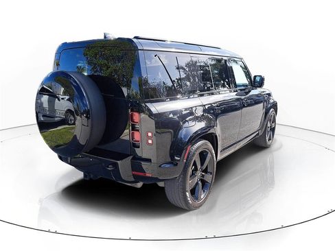 Used 2024 Land Rover Defender 110 X-Dynamic SE image 4